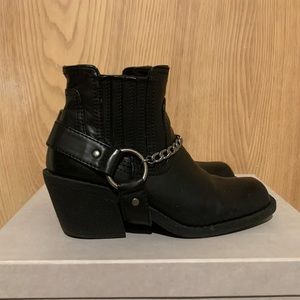 BLACK SQUARE TOE ANKLE BOOTS WITH CHAINS